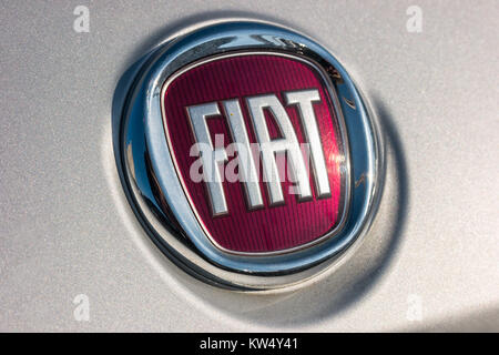 Logo des Fahrzeugs. Fiat ist ein italienisch-amerikanischer multinationaler Automobilhersteller und der siebtgrößte Automobilhersteller der Welt. Stockfoto