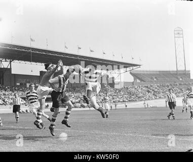 Blauw Wit Sparta 3 6 bezieht sich auf ein Bild einer niederländischen Fußballmannschaft, Blauw Wit Sparta, das während eines Spiels aufgenommen wurde. Das Foto zeigt die Intensität des Sports und zeigt die Uniformen und Spieler des Teams in Aktion während eines Wettkampfspiels. Das Bild repräsentiert einen Moment in der niederländischen Fußballgeschichte. Stockfoto