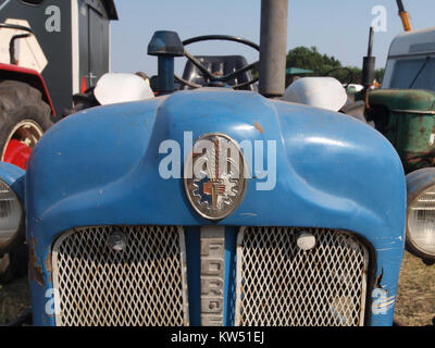 Das blaue Fordson DEXTA-Logo bezieht sich auf das Emblem oder die Marke, die mit dem Fordson DEXTA-Traktor verbunden ist. Der DEXTA ist ein kompakter, klassischer Traktor, der in den 1950er und 1960er Jahren von Ford hergestellt wurde Stockfoto