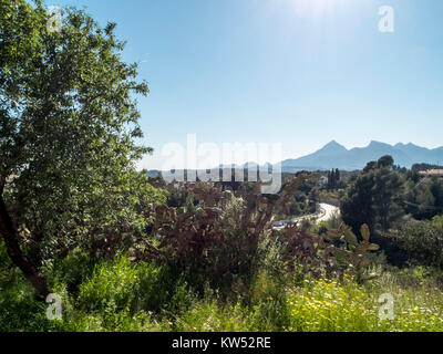 Blick aus dem Dorf von Altea la Vella auf den Puig Campana, Alicante, Spanien Stockfoto