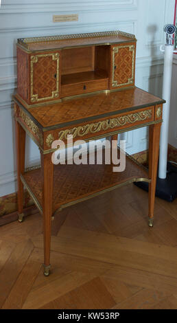 Der Bonheur du jour ist eine Art kleiner Schreibtisch, der im 18. Jahrhundert beliebt ist und oft mit französischem Möbeldesign in Verbindung gebracht wird. Sie zeichnet sich durch ihre kompakte Größe und ihren eleganten Stil aus und ist oft mit dekorativen Elementen wie Inlay und Lack ausgestattet. Stockfoto