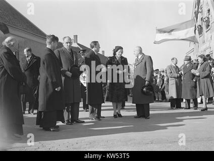 Ein Foto, das den Besuch eines königlichen Paares in Zeeland, Niederlande, dokumentiert und die kulturelle und historische Bedeutung des Besuchs in der Region hervorhebt. Stockfoto