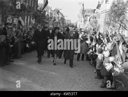 Dieses Foto zeigt den Besuch des Königspaares in Zeeland, Niederlande, und zeigt ein bedeutendes Ereignis im königlichen Kalender des Landes. Der Besuch beleuchtet die Kulturdiplomatie und die Engagements der niederländischen Monarchie. Stockfoto