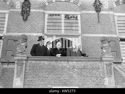 Dieses Bild zeigt den Besuch eines königlichen Paares in Zeeland, einer Provinz in den Niederlanden. Die Veranstaltung beleuchtet die zeremonielle und soziale Bräuche königlicher Besuche in lokalen Regionen. Stockfoto
