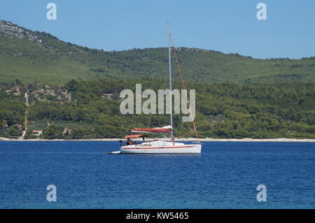 Segelboot auf das Meer in der Nähe der Insel Korcula Stockfoto