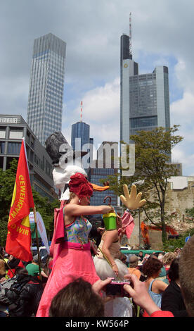 Blockupy bezieht sich auf eine Reihe von Protesten und Aktionen, die von der Blockupy-Bewegung in Deutschland organisiert werden. Die Bewegung konzentrierte sich in erster Linie auf Anti-Sparmaßnahmen, Anti-Kapitalismus und Opposition gegen die Politik der Europäischen Zentralbank. Blockupy erlangte Aufmerksamkeit für seine großangelegten Proteste und seine Haltung gegen wirtschaftliche Ungleichheit. Stockfoto
