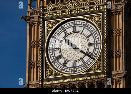 Big Ben in London, England, ist eines der berühmtesten Wahrzeichen Großbritanniens. Der Uhrenturm, Teil des Palace of Westminster, ist bekannt für seine historische Bedeutung und architektonische Schönheit. Es ist ein Symbol der britischen Geschichte und Regierung und steht als prominentes Merkmal der Londoner Skyline. Stockfoto