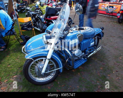 Dieses Bild zeigt ein klassisches blaues Moto Guzzi-Motorrad in Kombination mit einem Beiwagen, das das ikonische italienische Motorraddesign und seine Tradition in der Motorradkultur unterstreicht. Stockfoto