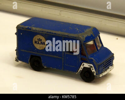 Dieses Bild zeigt einen blauen Spielzeugwagen mit dem KLM-Logo, möglicherweise ein Sammel- oder Werbeartikel im Zusammenhang mit der niederländischen Fluggesellschaft KLM. Stockfoto