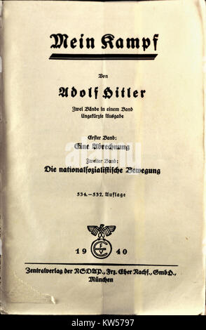 „Mein Kampf“ war ein Buch von Adolf Hitler, das die Kongresshalle in Nürnberg zeigt, in der die Nazi-Kundgebungen abgehalten wurden. Das Bild fängt die historische Bedeutung des Ortes und seine Verbindung mit einem dunklen Kapitel der Weltgeschichte ein. Stockfoto