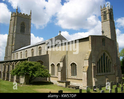 Die St. Nicholas' Church in Blakeney, England, ist in diesem Bild von Südosten aus gesehen. Die Kirche ist ein bemerkenswertes Beispiel der englischen mittelalterlichen Architektur und ein bedeutendes religiöses Wahrzeichen in der Region. Stockfoto