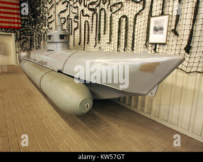 Dieses Bild zeigt das U-Boot „Biber“, ein deutsches U-Boot, das während des Zweiten Weltkriegs eingesetzt wurde. Das „Biber“ war ein kleines U-Boot, das für verdeckte Operationen konzipiert wurde und für seine Tarnfähigkeit während des Krieges bekannt war. Stockfoto