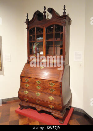 Das Bombe Schreibtisch und Bücherregal, das von einem unbekannten Hersteller zwischen 1770 und 1778 in Boston, Massachusetts, gefertigt wurde, besteht aus Mahagoni und weißer Kiefer. Es zeigt die Handwerkskunst amerikanischer Möbel aus dem 18. Jahrhundert. Stockfoto