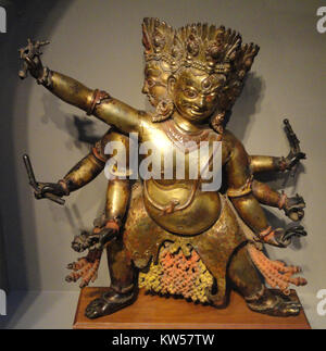 Bhairava, ein nepalesisches Artefakt aus dem 15. Jahrhundert, ist eine vergoldete Kupferskulptur mit Pigmenten. Es zeigt die hinduistische Gottheit Bhairava und ist Teil der Sammlung der Arthur M. Sackler Gallery. Stockfoto