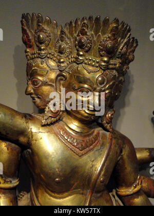 Eine aus dem 15. Jahrhundert stammende Darstellung von Bhairava aus vergoldetem Kupfer mit Pigmenten, die in der Arthur M. Sackler Gallery untergebracht ist und die komplizierte Handwerkskunst zeigt. Stockfoto