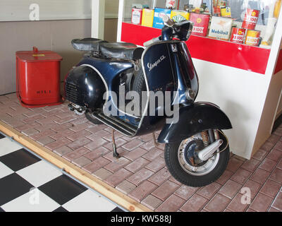 Die Blue Vespa CL ist ein elegantes Rollermodell, das für sein schlankes Design und seine effiziente Leistung bekannt ist. Er ist aufgrund seiner kompakten Größe und seines Kraftstoffverbrauchs bei Pendlern in der Stadt beliebt. Die Vespa CL bietet sowohl praktische als auch klassische Ästhetik, was sie zu einer bevorzugten Wahl für viele Fahrer macht. Stockfoto