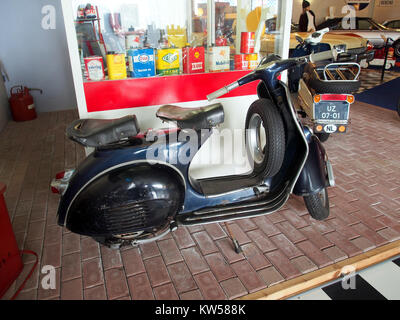 Der Blue Vespa CL ist ein klassischer Roller, der für sein kultiges Design und seine Effizienz bekannt ist. Dieses Bild zeigt den Roller und hebt seine kompakte Größe und seine stilvolle Ausstattung hervor, ein beliebtes Transportmittel in städtischen Gebieten. Stockfoto