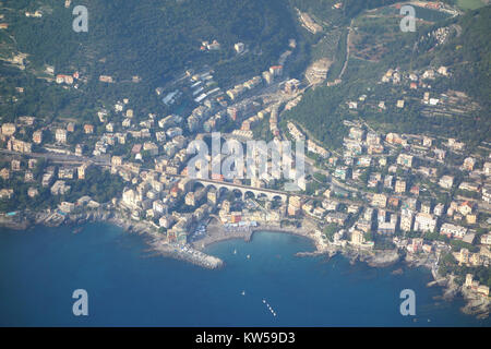 Ein Foto mit dem Titel „DSC01146“, das einen malerischen Blick auf Bogliasco, ein Küstendorf in der Nähe von Genua, Italien, bietet, das für seine malerische Landschaft und seinen mediterranen Charme bekannt ist. Stockfoto
