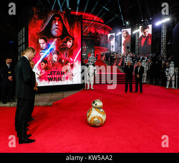 BB 8 Nimmt ein Bug vor Prinz William und Prinz Harry besucht die Europäische Premiere von Star Wars - Der letzte Jedi in der Royal Albert Hall am Dienstag, den 12. Dezember 2017. Im Bild: Prinz William, Herzog von Cambridge, Prinz Henry von Wales. Stockfoto