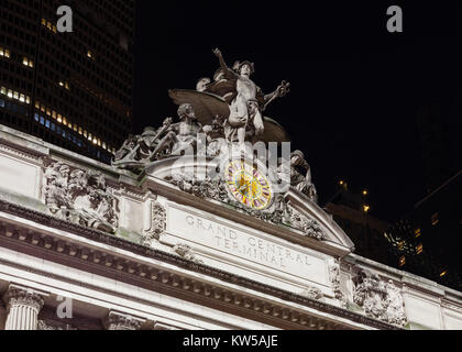 Die Herrlichkeit des Commerce Skulptur schmückt die Fassade des Grand Central Station, New York City. Stockfoto