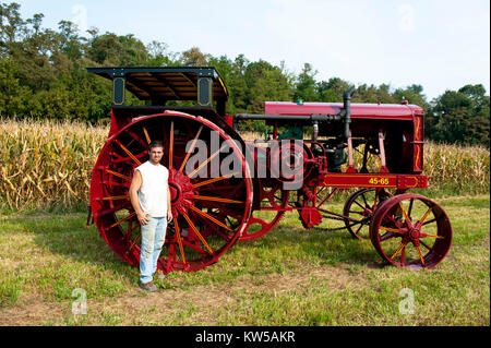 1923 AVERY MODELL 45-65 komplett restauriert mit LANDWIRT STEHT FÜR SKALA Stockfoto