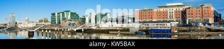 Dublin, Irland, Panoramablick über die Liffey River mit modernen Gebäuden und Sean O'Casey Brücke im Rücken. Stockfoto