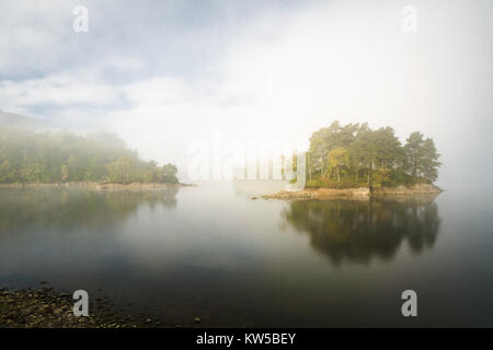 Nebel und Dunst beginnen als starke Sonne brennt durch zu kleine bewaldete Insel, im Herbst Farbe schwimmend auf Loch Katrine decked aufdecken zu heben. Stockfoto