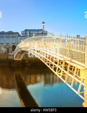 Dublin, Panoramic Image von Half Penny Bridge oder Ha'Penny Bridge, unter blauem Himmel Stockfoto