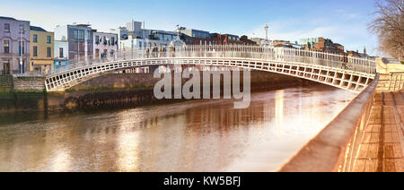 Dublin, Panoramic Image von Half Penny Bridge oder Ha'Penny Bridge, an einem hellen Tag Stockfoto