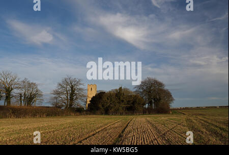 Blick über Stoppeln Feld Hempstead Kirche Hempstead, Lessingham, Norfolk Dezember Stockfoto