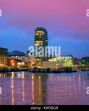 Modernen Teil von Dublin Docklands, wie Silizium Docks bekannt auf einen Sonnenuntergang Stockfoto