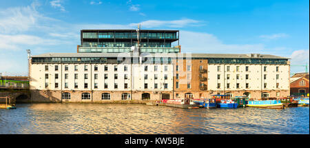 Renovierten Teil des Dubliner Docklands oder Silicon Docks auf einem hellen Morgen. Langboote mooded im Anhang der Grand Canal. Panoramablick auf das Bild. Stockfoto