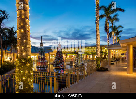 Weihnachten Dekorationen und bunten Sonnenuntergang an der Waterside Shops - ein gehobenes Open-Air-Einkaufszentrum, Naples, Florida Stockfoto