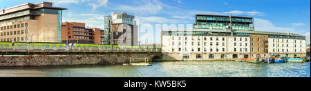 Renovierten Teil des Dubliner Docklands oder Silicon Docks auf einem hellen Morgen mit langboote mooded im Anhang der Grand Canal. Panoramablick auf das Bild. Stockfoto