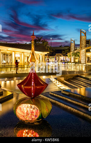 Weihnachten Dekorationen und bunten Sonnenuntergang an der Waterside Shops - ein gehobenes Open-Air-Einkaufszentrum, Naples, Florida Stockfoto