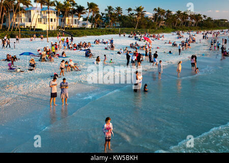 Weihnachten Sonnenuntergang am Strand in Naples, Florida, USA Stockfoto