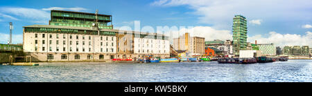 Renovierten Teil des Dubliner Docklands oder Silicon Docks auf einem hellen Morgen. Langboote günstig im Anhang der Grand Canal. Panoramablick auf das Bild. Stockfoto