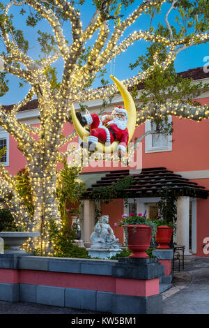 Santa Claus schlafen in einem geschmückten Baum an Weihnachten, Naples, Florida, USA Stockfoto