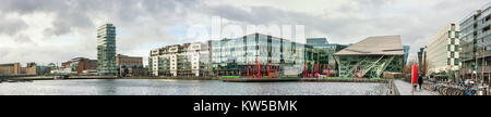 DUBLUN, IRLAND - Februar 1, 2017: Moderne Dublin Docklands oder Silicon Docks. Panorama der modernen Apartments, Grand Canal Square, das Bord Gais Energy T Stockfoto