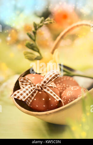 Ostern Hintergrund mit Eiern und Frühlingsblumen, flacher DOF, am Bug und ein Teil der vorderen Ei konzentrieren. Dieses Bild wird gestrafft. Stockfoto