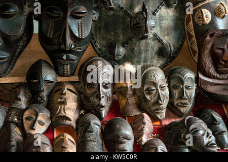 Aus Holz geschnitzte Stammesmasken auf Verkauf, Zentrum für Kunsthandwerk, Entebbe, Jakarta, Uganda Stockfoto