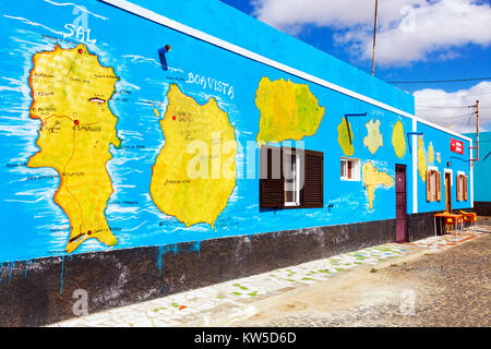 Äußere einer lokalen Shop mit Karten von allen Inseln Cafe Verde gemalt, Palmeira, Kap Verde, Afrika Stockfoto