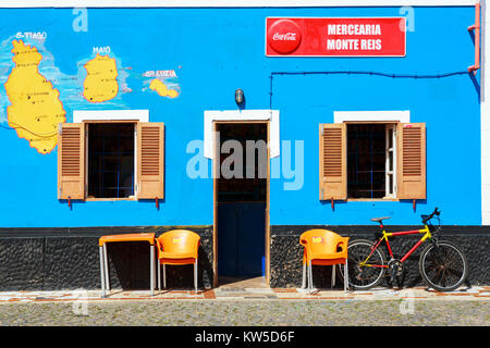 Außenwand eines lokalen Shop mit den Karten von Santiago, Maio und St. Luzia gemalt, Palmeira, Kap Verde, Afrika Stockfoto