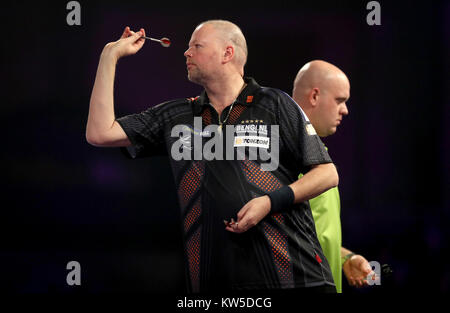 Raymond Van Barneveld (links) und Michael van Gerwen bei Tag 13 der William Hill World Darts Championship im Alexandra Palace, London. Stockfoto