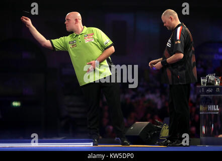 Michael van Gerwen (links) und Raymond Van Barneveld bei Tag 13 der William Hill World Darts Championship im Alexandra Palace, London. Stockfoto