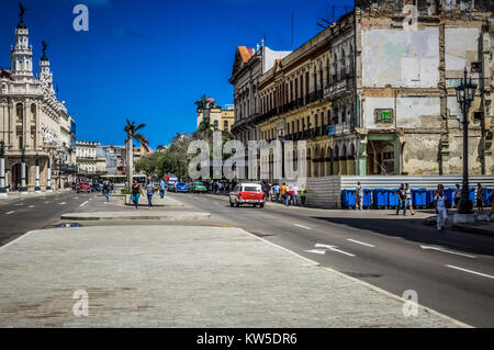 Amerikanische Oldtimer fahren auf der Hauptstraße in Havanna Kuba-Serie Kuba 2016 Reportage Stockfoto