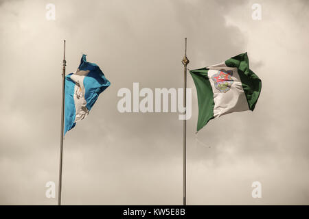 Flagge von Antigua und Guatemala vor Wolkenhimmel Stockfoto