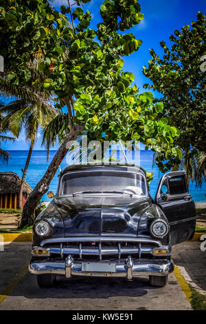 Amerikanische schwarz Chevrolet Oldtimer in der Nähe vom Strand in Varadero Kuba geparkt - Serie Kuba Reportage Stockfoto