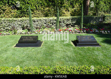 YORBA Linda, Kalifornien - 24. Februar 2017: Präsident Richard M Nixon und Patricia Ryan Nixon Grabsteinen. Der 37. Präsident und seine Frau sind Buri Stockfoto