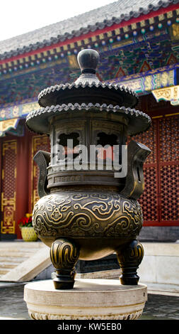 Räuchergefäß aus Bronze in der Halle des Wohlwollens und der Langlebigkeit, Sommerpalast, Peking, China Stockfoto